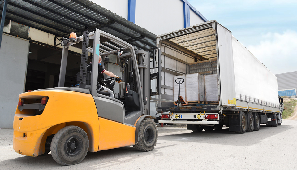 独自の物流システムと物流倉庫保有